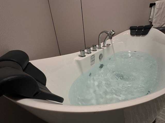 Jetted soaker tub, filling